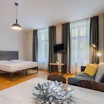 Ea Melantrich 4*